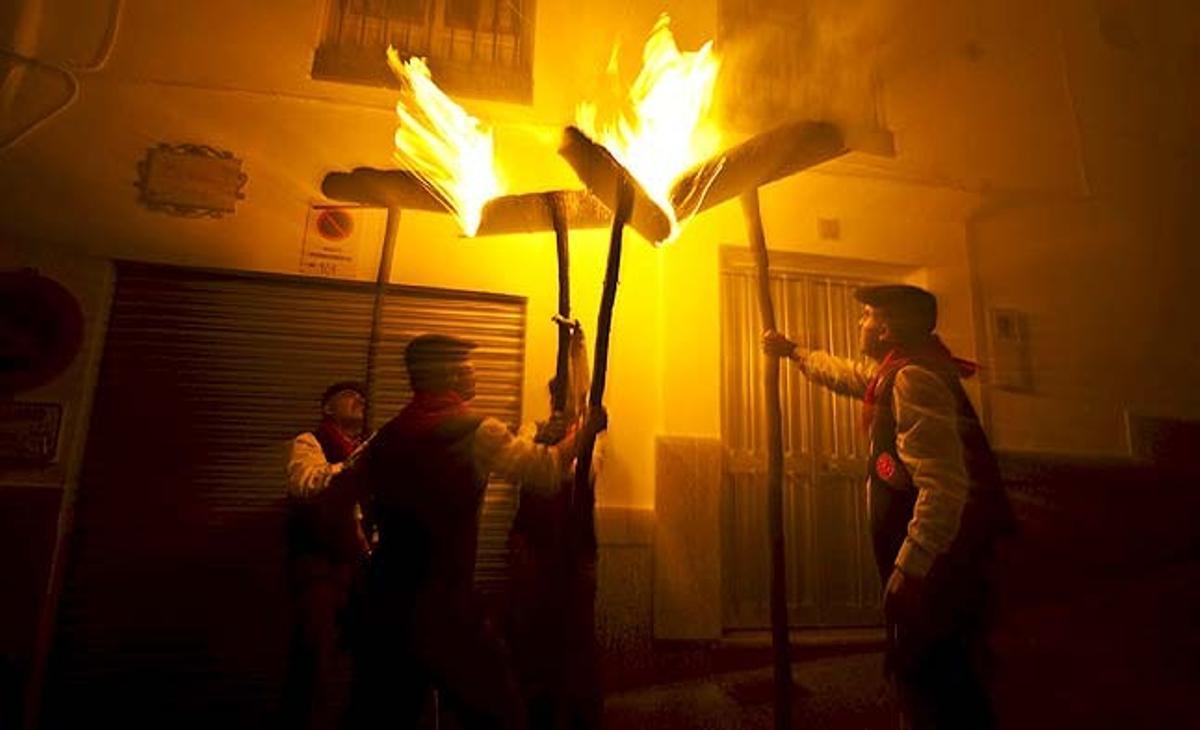 Diversos portadors porten els seus cabassos durant la tradicional processó de la Divina Pastora per la bona collita d’oliva, a Casarabonela (Màlaga).