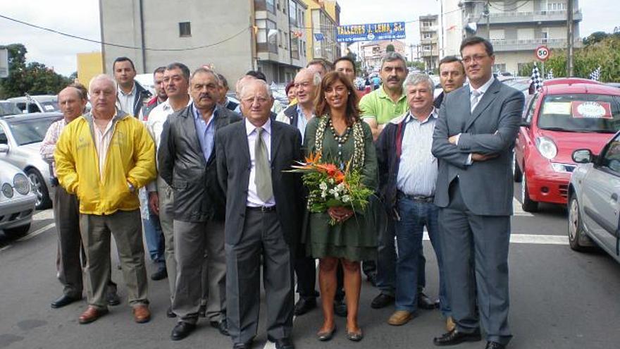 El alcalde de Zas, derecha, con la jefa territorial de Industria y representantes del sector automovilístico. / m. c. s.