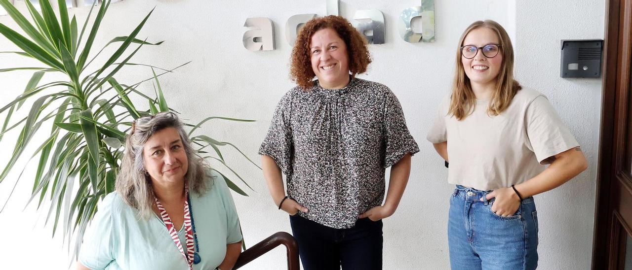 Desde la izqda., las trabajadoras  sociales Cristina Rey, Silvia Rial y Nuria Álvarez, en la entrada de Alborada.