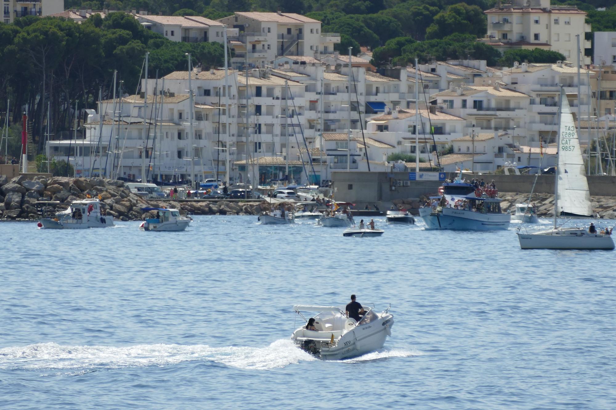 L'Escala rep de manera multitudinària a la Verge del Carme