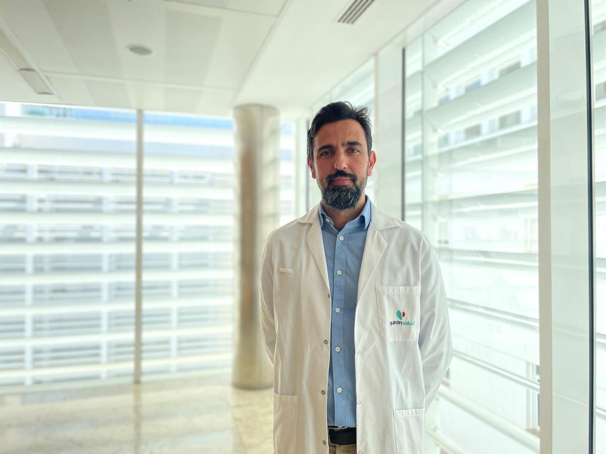 El doctor Isaías Alarcón, especialista del Servicio de Cirugía de la Obesidad del Hospital Quirónsalud Infanta Luisa de Sevilla