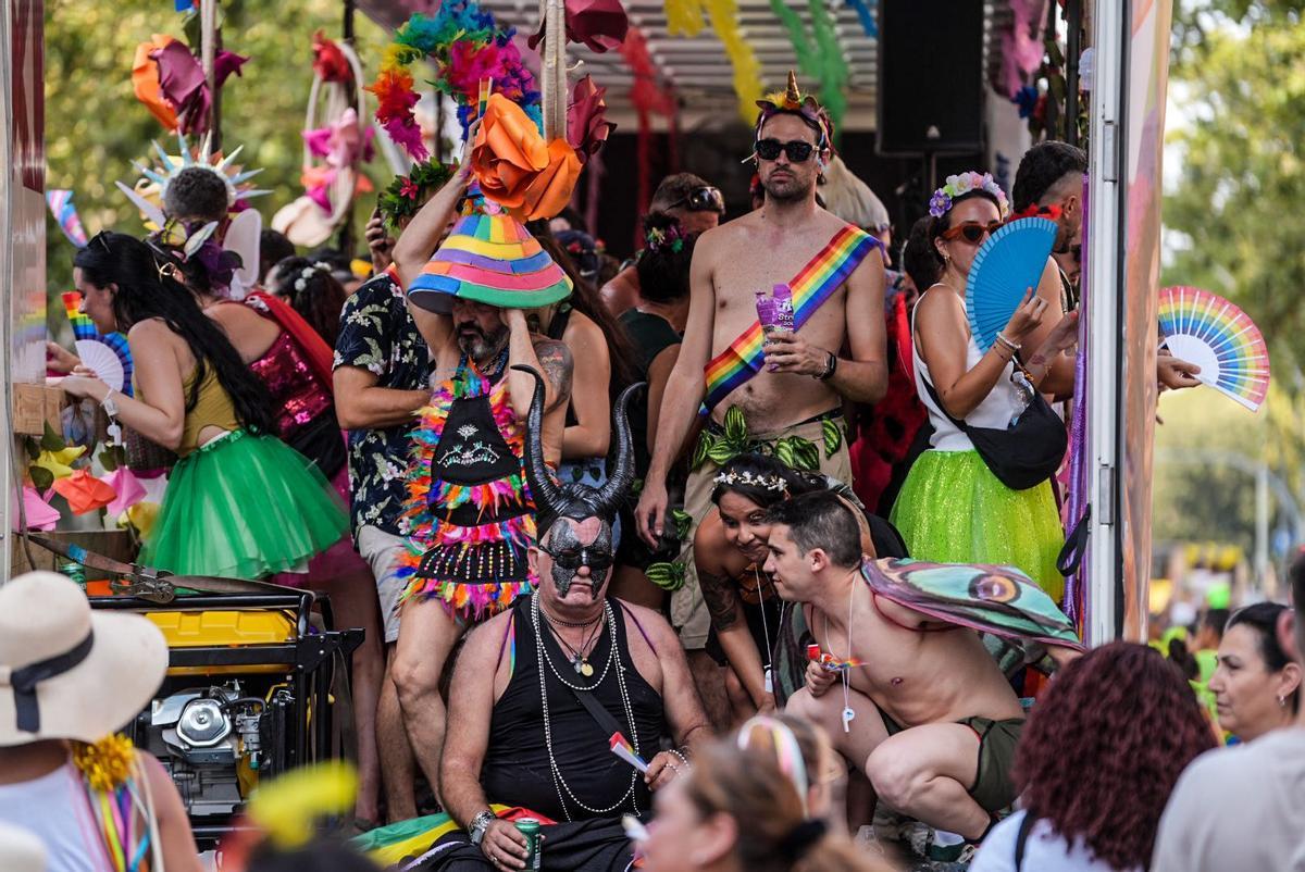 Las carrozas del Pride en Barcelona cargan el orgullo en un desfile multitudinario