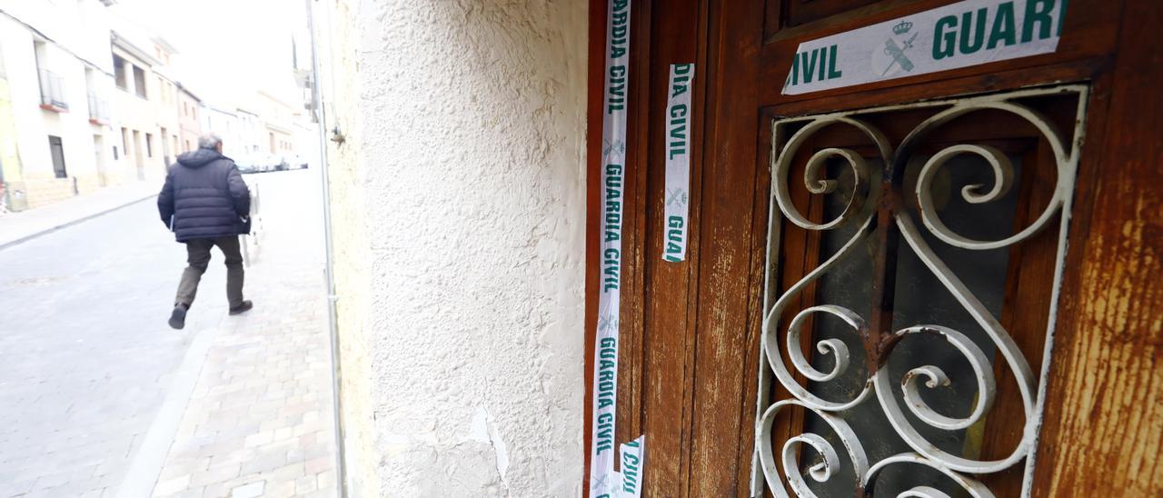 La Guardia Civil, que investiga el crimen, precintó la puerta de la vivienda, que está en ruinas.