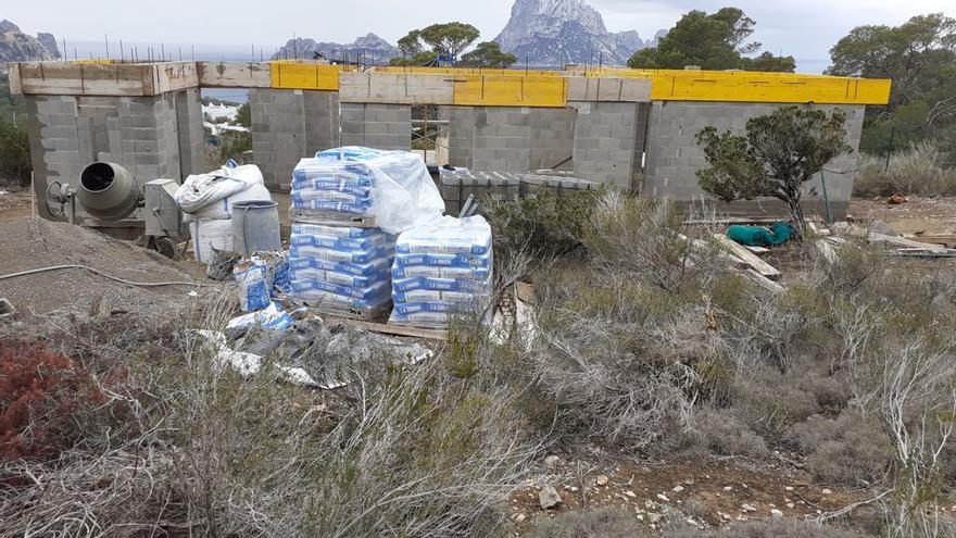 Parte de la construcción ilegal que se estaba llevando a cabo en terreno protegido.