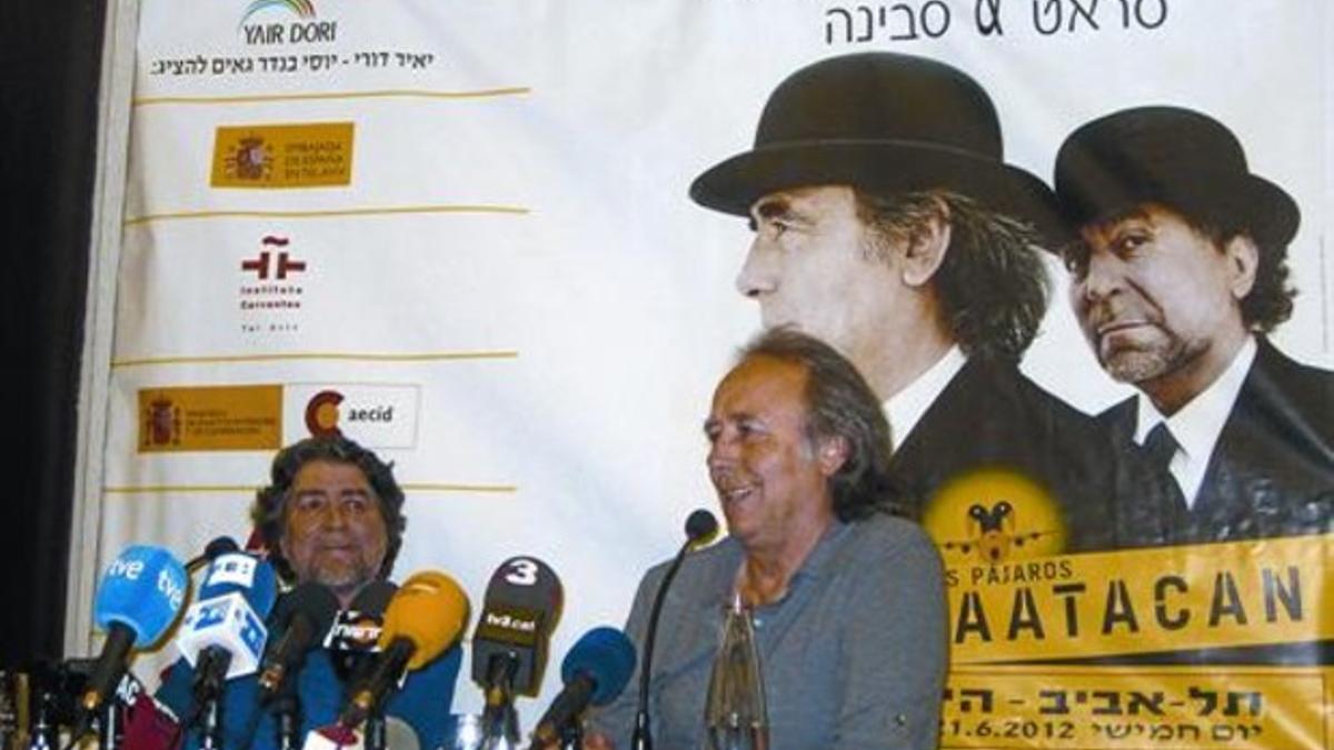 Serrat y Sabina, durante la rueda de prensa que dieron ayer en Tel-Aviv previa al concierto de esta noche.