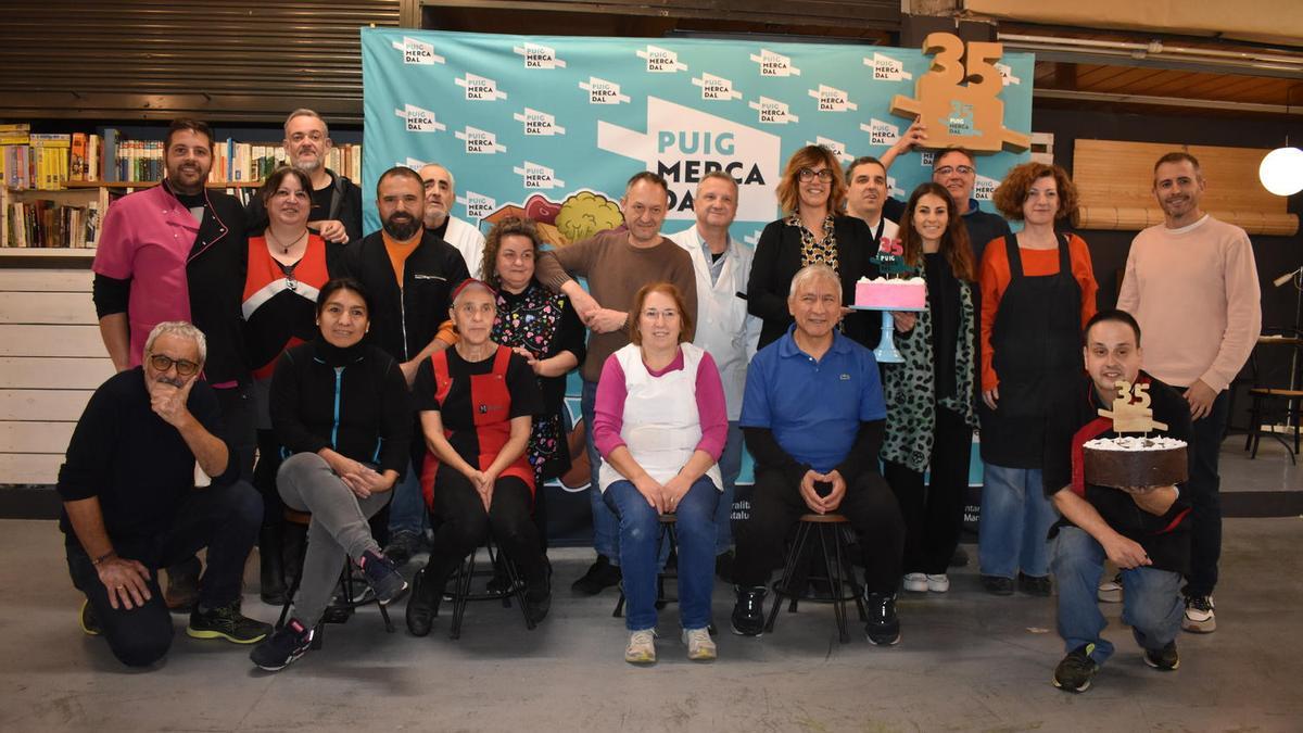 Foto de família dels paradistes del mercat, amb els regidors  Núria Masgrau i Josep Maria Fius