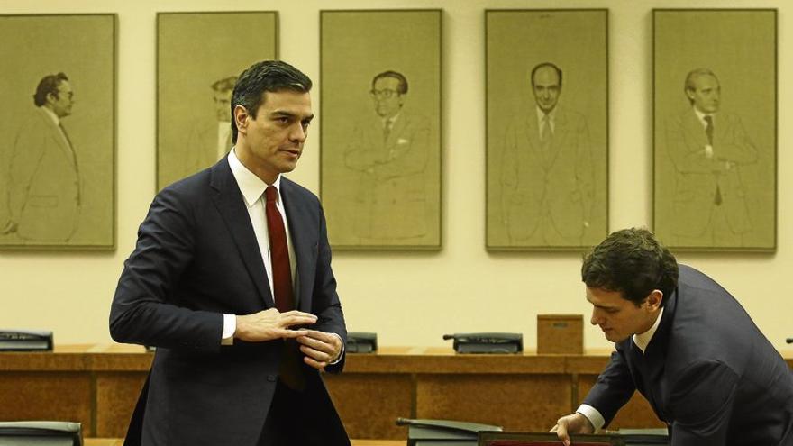 El pacto de PSOE y C&#039;s aleja a Iglesias de Sánchez