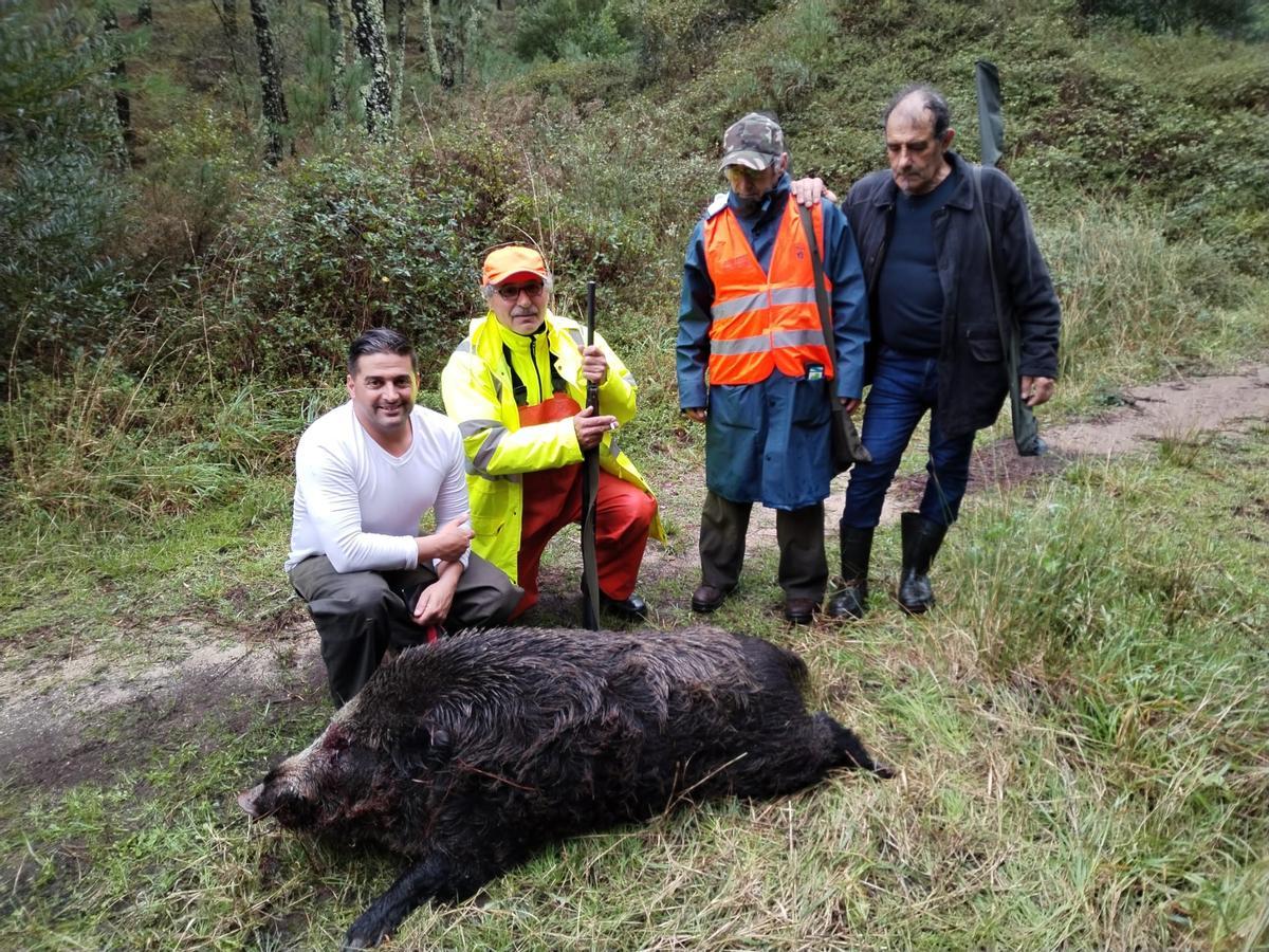 Cuatro de los participantes en la batida realizada en O Grove.