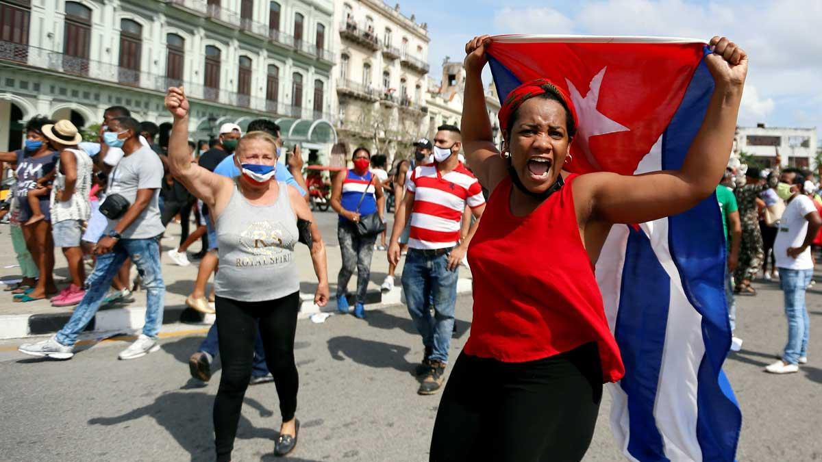 Un grupo de personas manifiestan su apoyo al gobierno cubano en una calle en La Habana.
