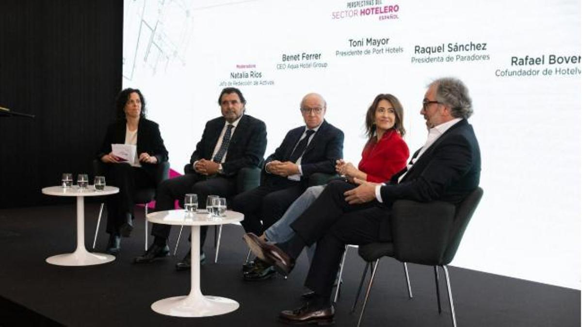 Primera mesa redonda del Foro Hotelero, conformada por Natalía Ríos, redactora jefa de Economía de El Periódico, Benet Ferrer, CEO de Aqua Hotel Group, Toni Mayor, presidente de Port Hoteles; Rafael Bover, cofundador de Hotelverse, y Raquel Sánchez, presidenta de Paradores.
