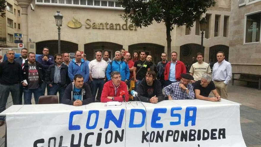 Los representantes de las factorías de Condesa, entre ellos los de Fábrica de Tubos de Mieres, ayer, en Vitoria.
