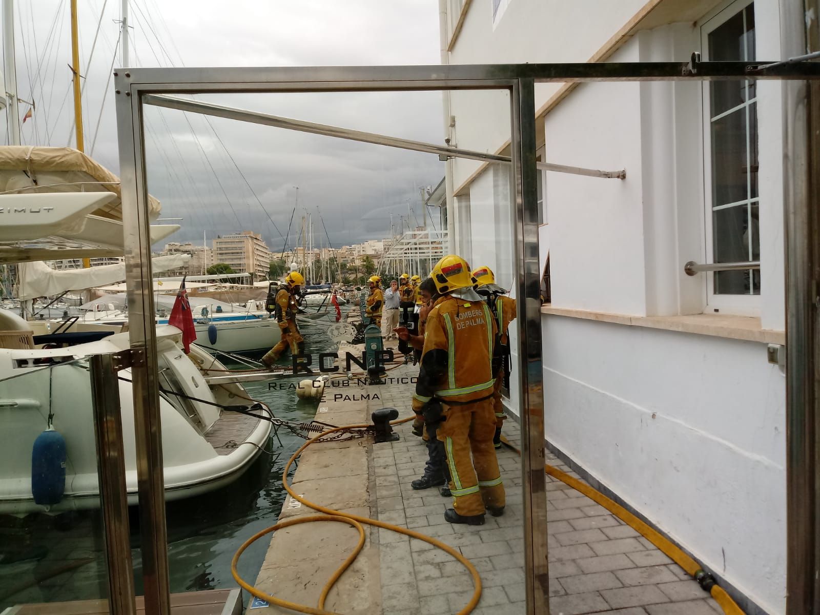 Incendio de un barco en el Moll Vell de Palma