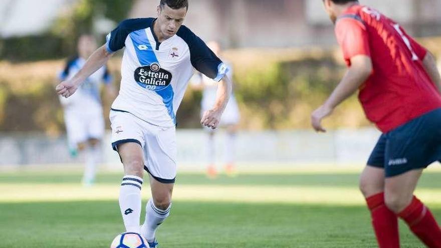 Riera, con el balón en el amistoso de julio en Negreira.