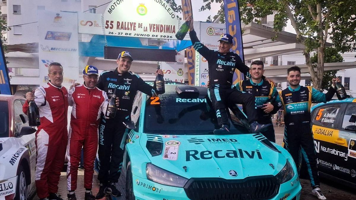 Los ganadores del 55 Rallye de la Vendimia en el podium final.