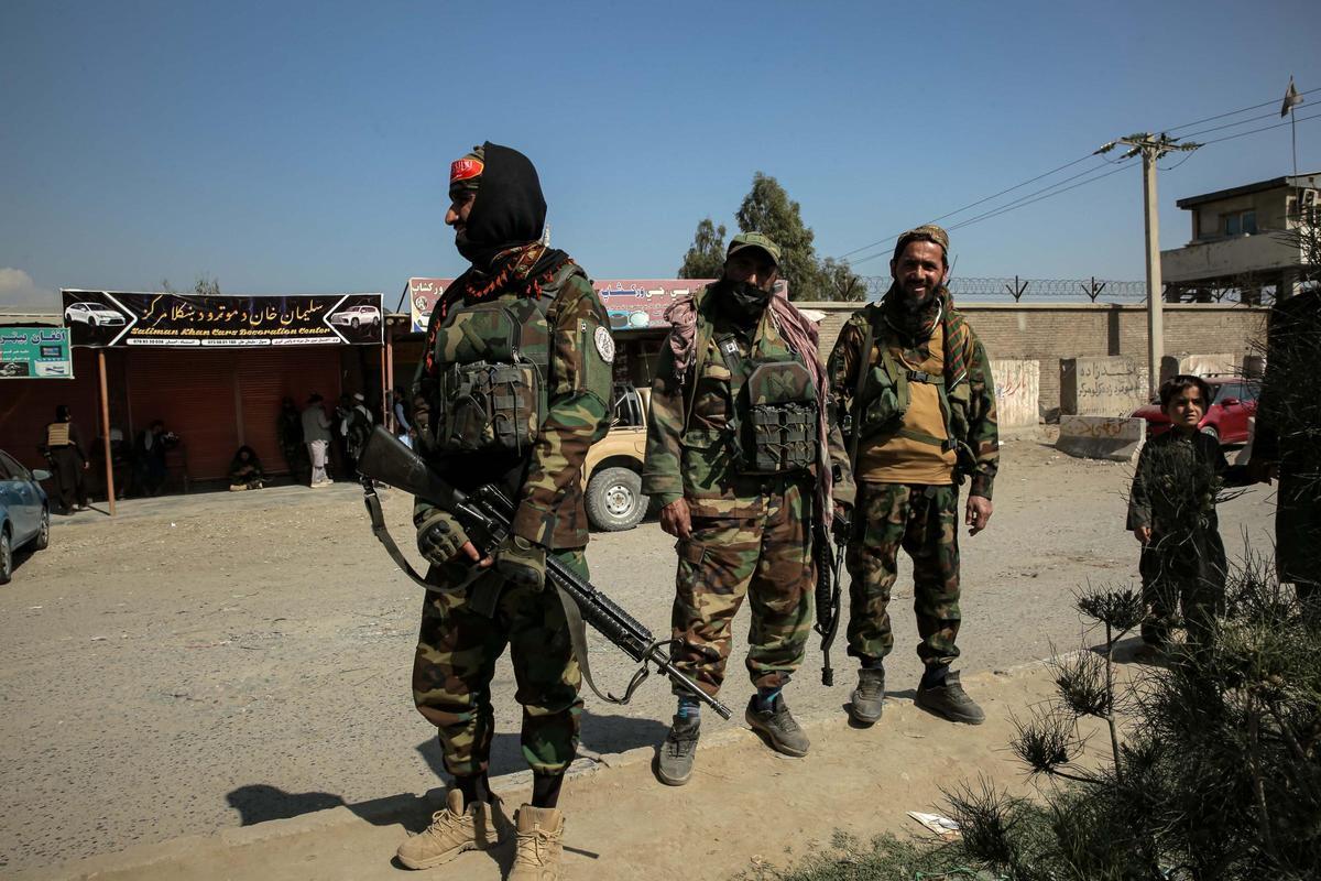 Funcionarios de seguridad talibanes hacen guardia en un puesto de control en Afganistán.
