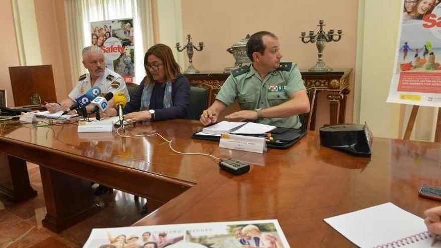 El comisario provincial, Manuel Bouzas, la subdelegada Ana Ortiz y el teniente coronel Touceda en la presentación del plan. // G.S.