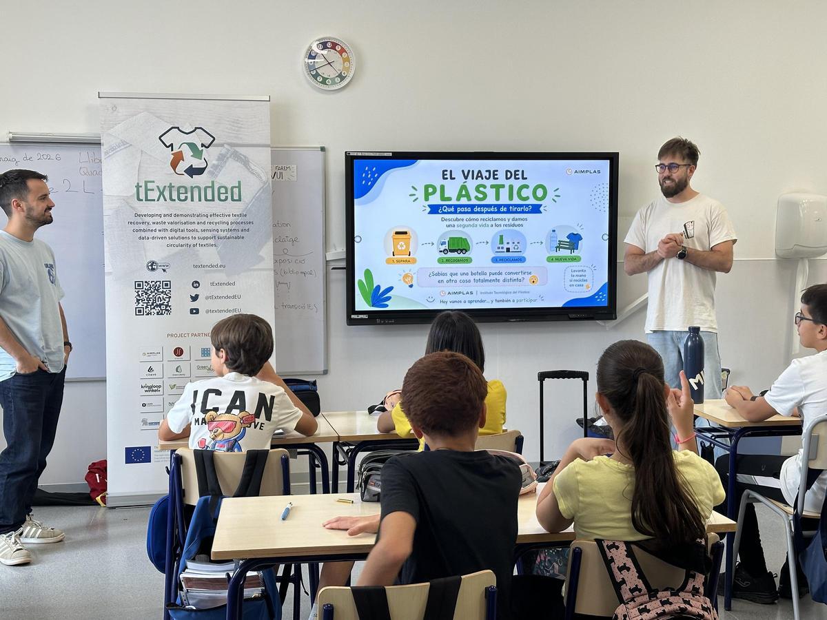 Dos investigadores del centro impartieron una charla en el CEIP Jaume I de Alcàsser.