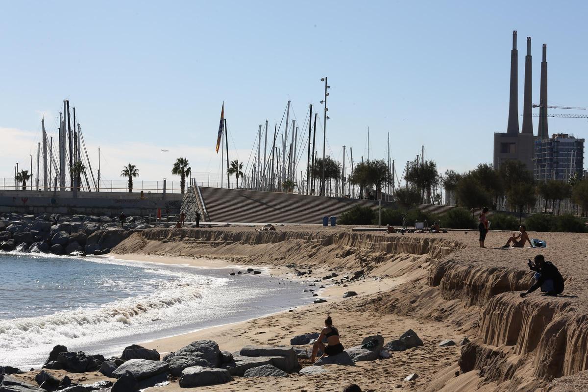 Algunas playas de Badalona pierden arena tras el temporal