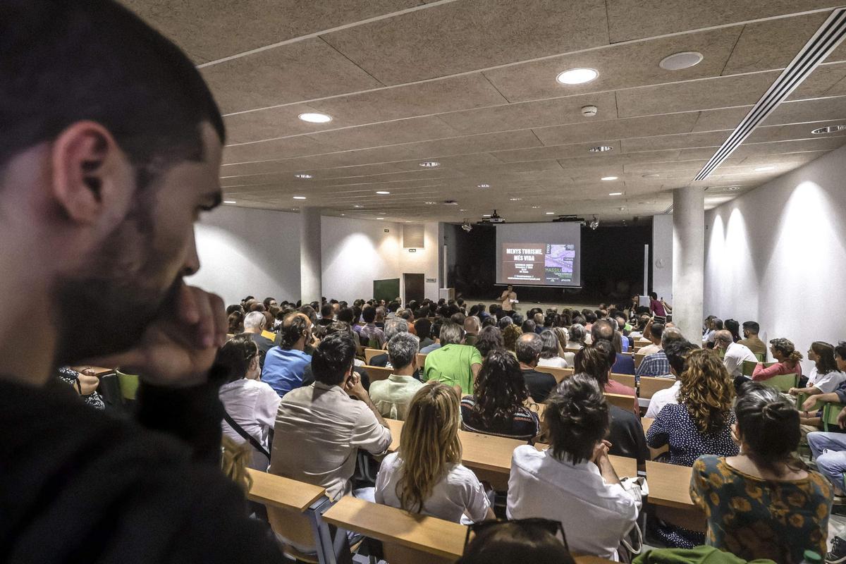 FOTOS | Así ha sido la asamblea ciudadana contra la masificación turística en el IES Sineu