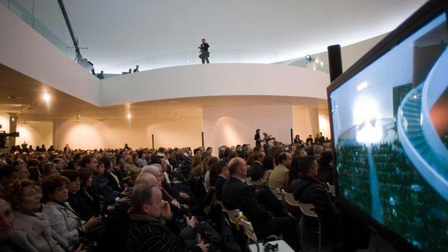 Asistentes a los actos inaugurales en la cúpula del Niemeyer, en diciembre de 2010.