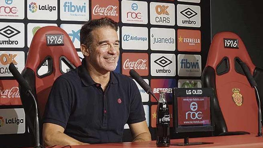 Luis García, sonriente ayer en rueda de prensa.
