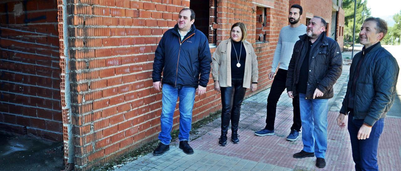 El alcalde y parte del equipo de gobierno en una visita al inicio de las obras del edificio que será centro de mayores.