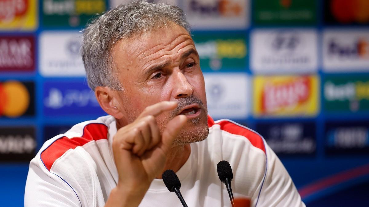 Luis Enrique (56 años): 'Mis padres fueron y siguen siendo mi mayor ejemplo de lucha, trabajo y sacrificio por una familia. Cuando cobré mi primer sueldo de 165.000 pesetas, lo primero que hice fue darles el dinero.'