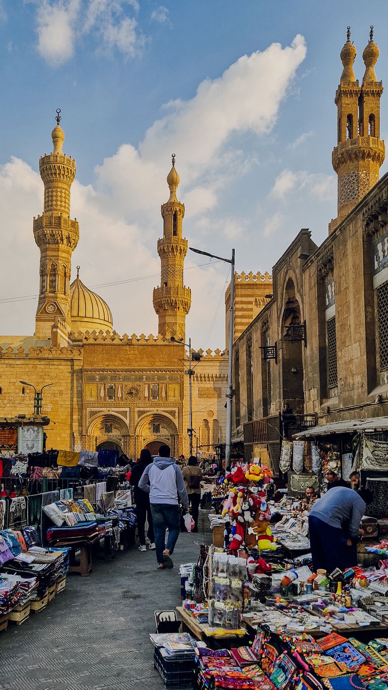La calle Al-Muizz acoge uno de los mercados más famosos de El Cairo