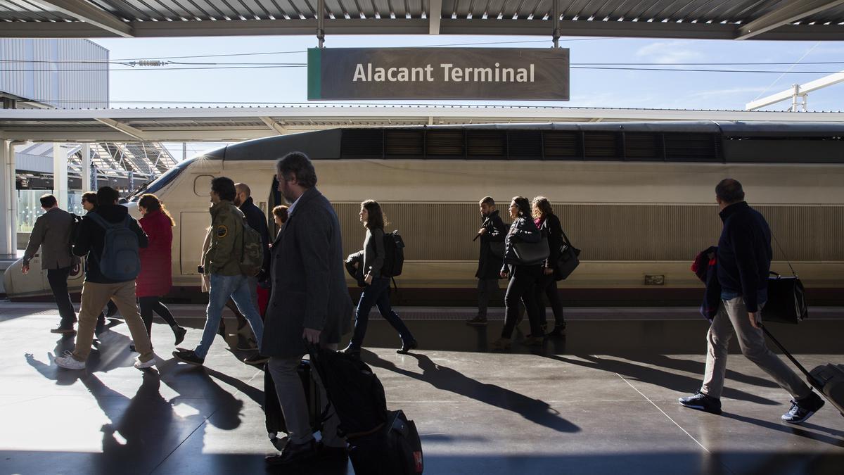 Pasajeros que llegan a Alicante en AVE desde Madrid