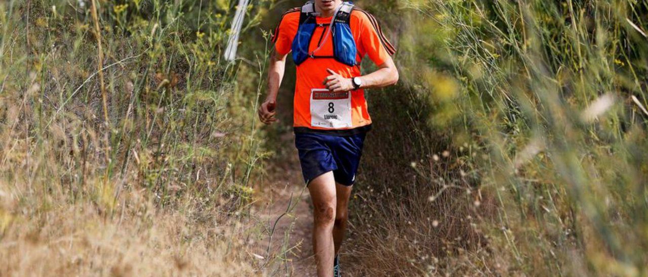 Llorenç Guasch atraviesa una de las exigentes zonas de campo a través del circuito de trail.