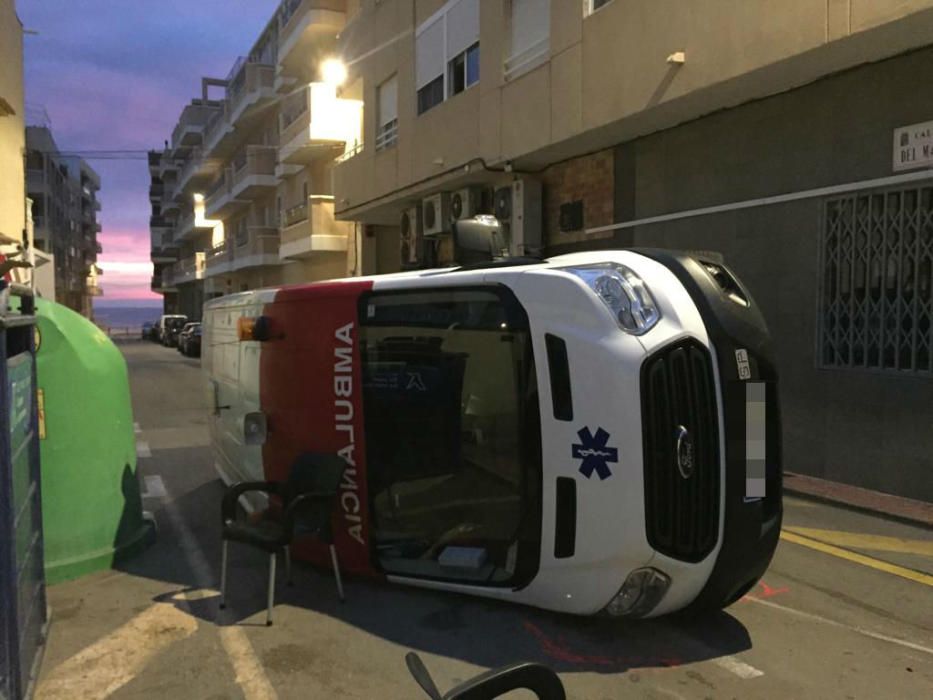 Un ambulancia vuelca en La Mata