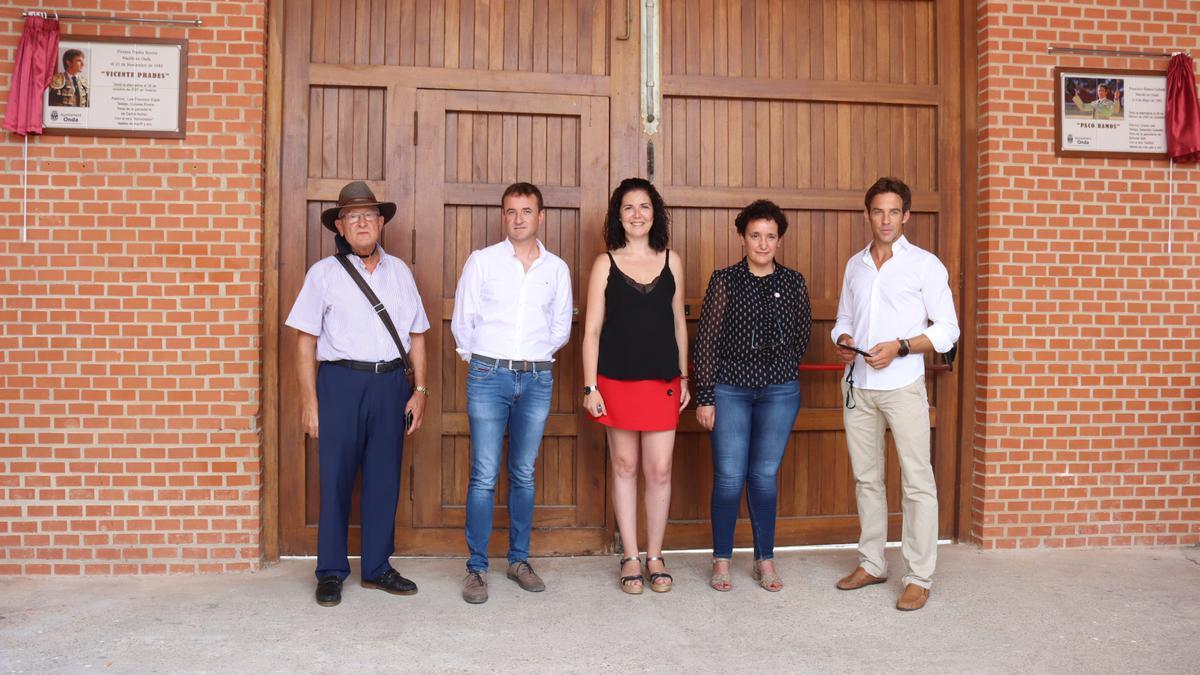 El Ayuntamiento de Onda ha descubierto dos murales cerámicos en el recinto taurino en conmemoración a la trayectoria de los dos diestros.