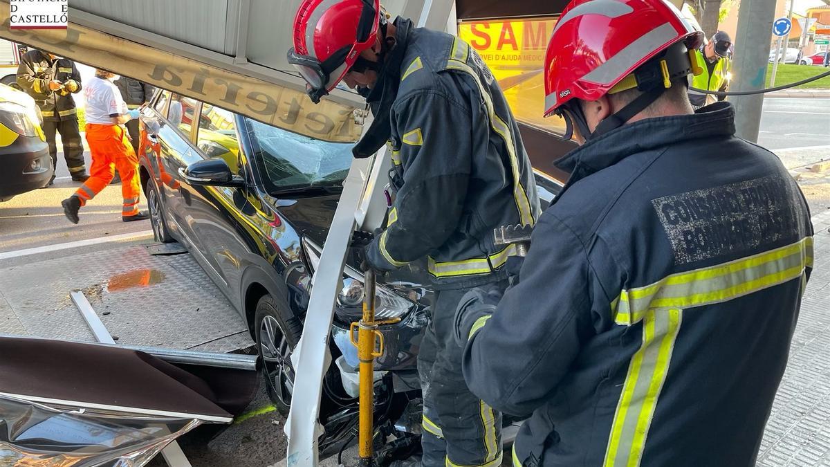 Un coche se estrella contra la terraza de un bar en Borriana