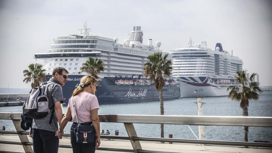 4.000 cruceristas dejan en Alicante 200.000 euros en una jornada