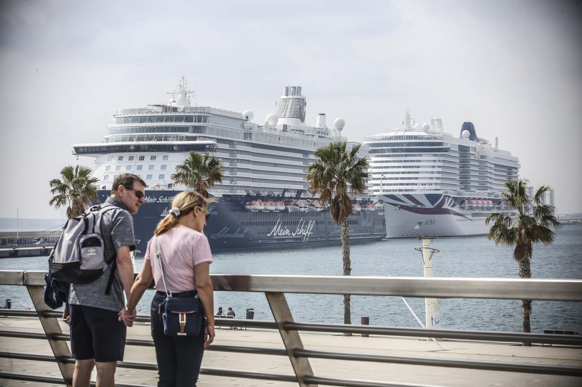 4.000 cruceristas dejan en Alicante 200.000 euros en una jornada