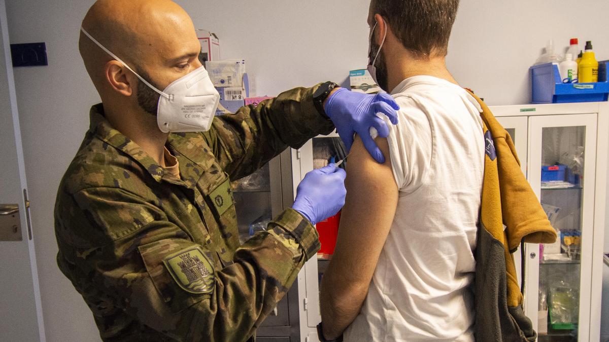 Un militar administra una vacuna contra el coronavirus.