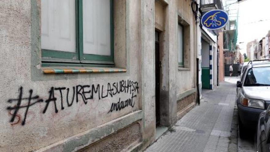 Una pintada contra la subhasta a la casa del carrer Josep Ametller i Viñas que s&#039;ha adjudicat.