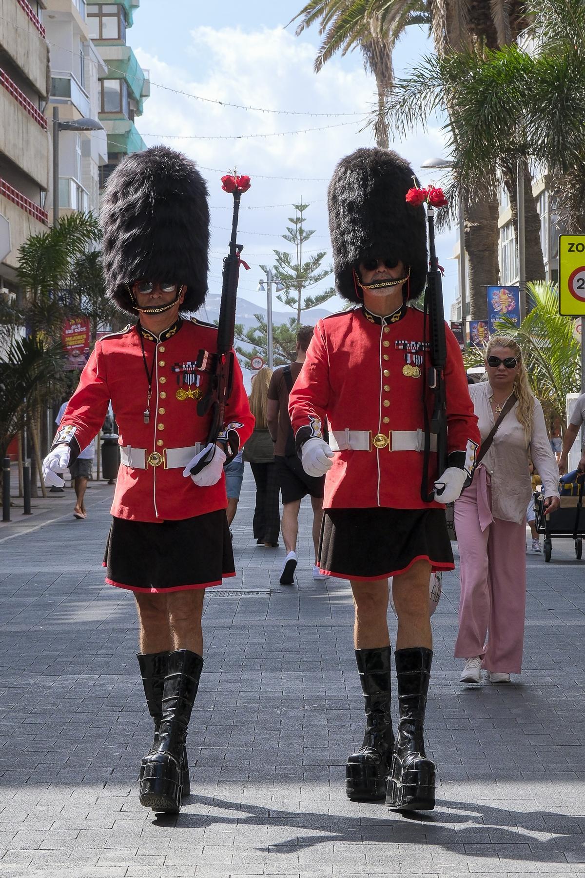 Caro y Ojeda desfilando por las calles de Las Palmas de Gran Canaria con sus disfraces personalizados