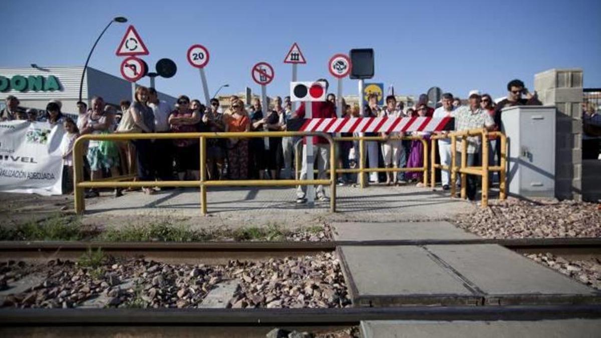 Protesta vecinal en unos de los pasos a niveles de Paterna.