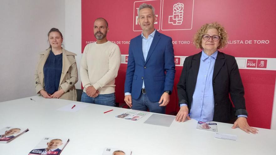 Los candidatos del PSOE en Toro arropan a Carlos Rodríguez, de azul en el centro de la foto. | M. J. C.
