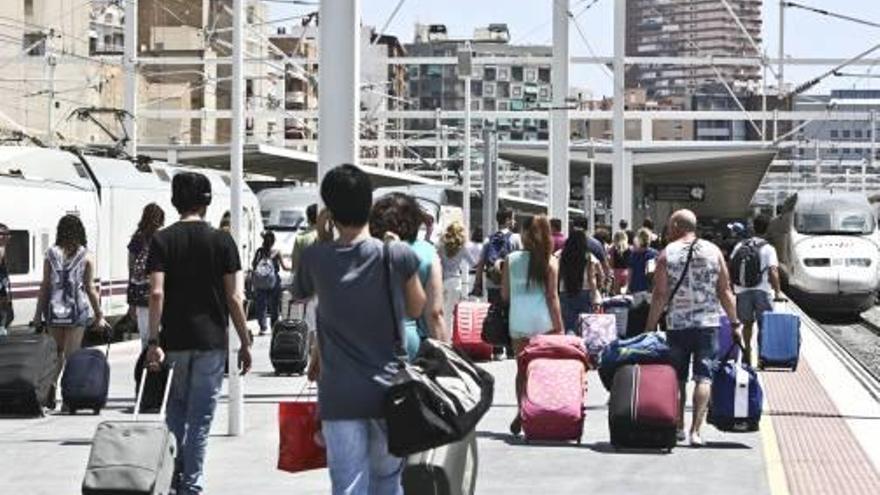 Alicante estrena el tren directo a Sevilla y Málaga con una ocupación del 90%