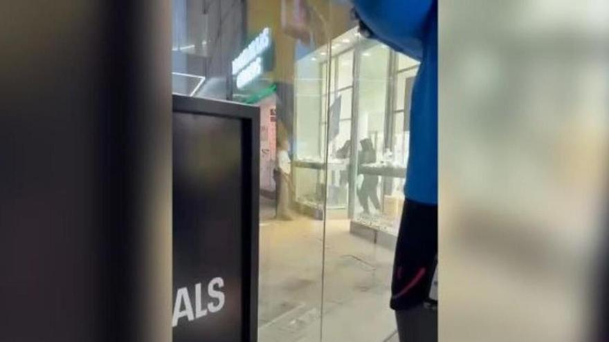 Los cuatro encapuchados que atracaron la joyería de Las Terrazas iban armados y se llevaron 50.000 euros