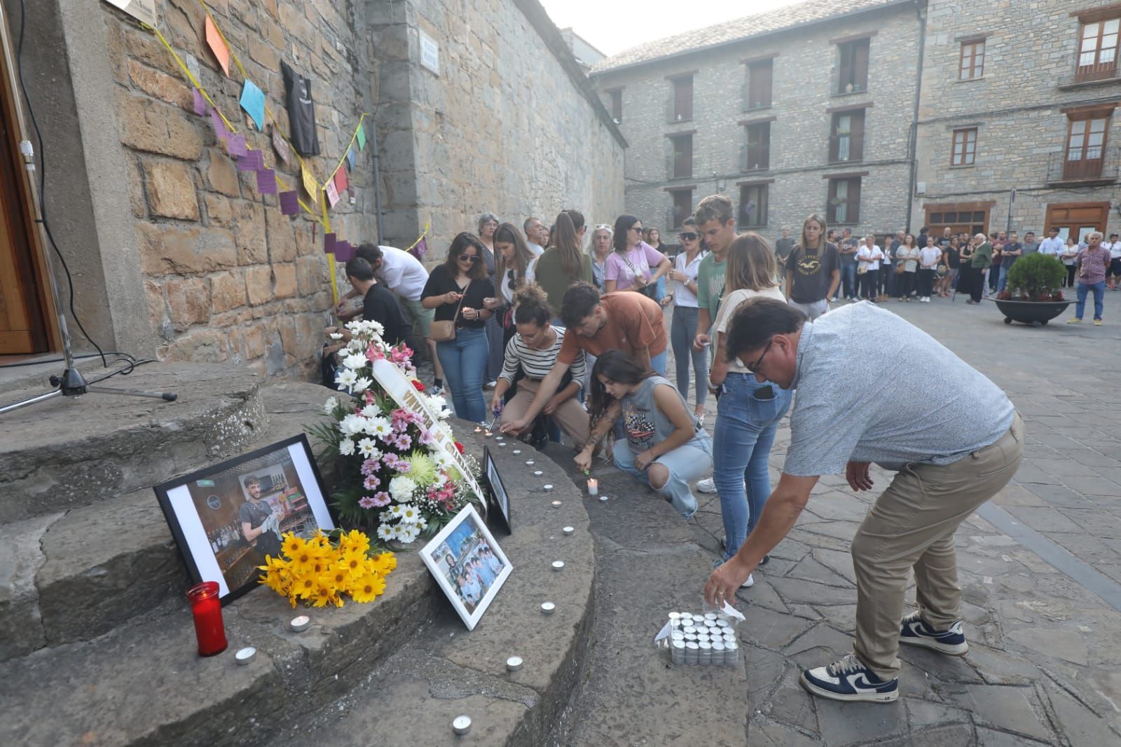 Minuto de silencio en Boltaña por el asesinato del hijo de un miembro de La Ronda de Boltaña