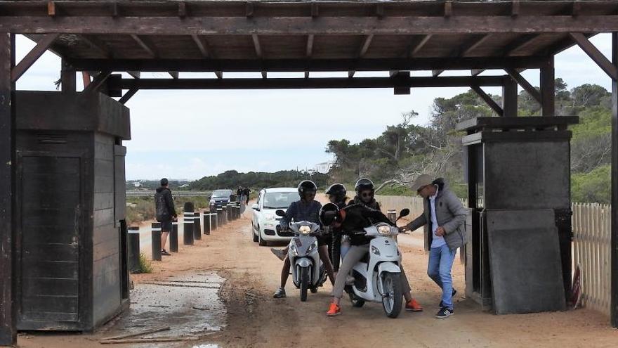 Coches y motos esta mañana en el control de acceso al Parque Natural