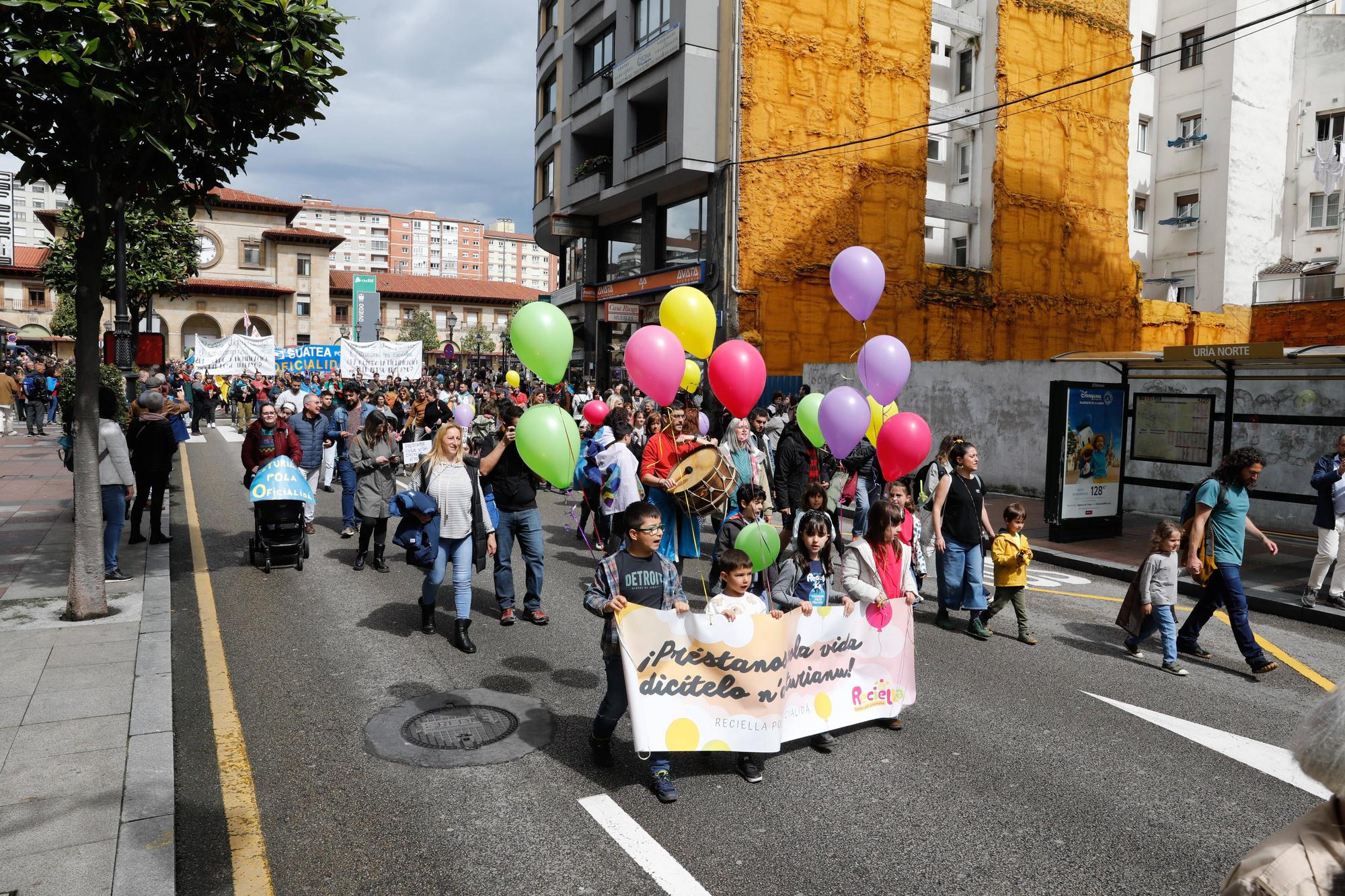 Los partidarios de la oficialidad del asturiano se manifiestan en Oviedo.