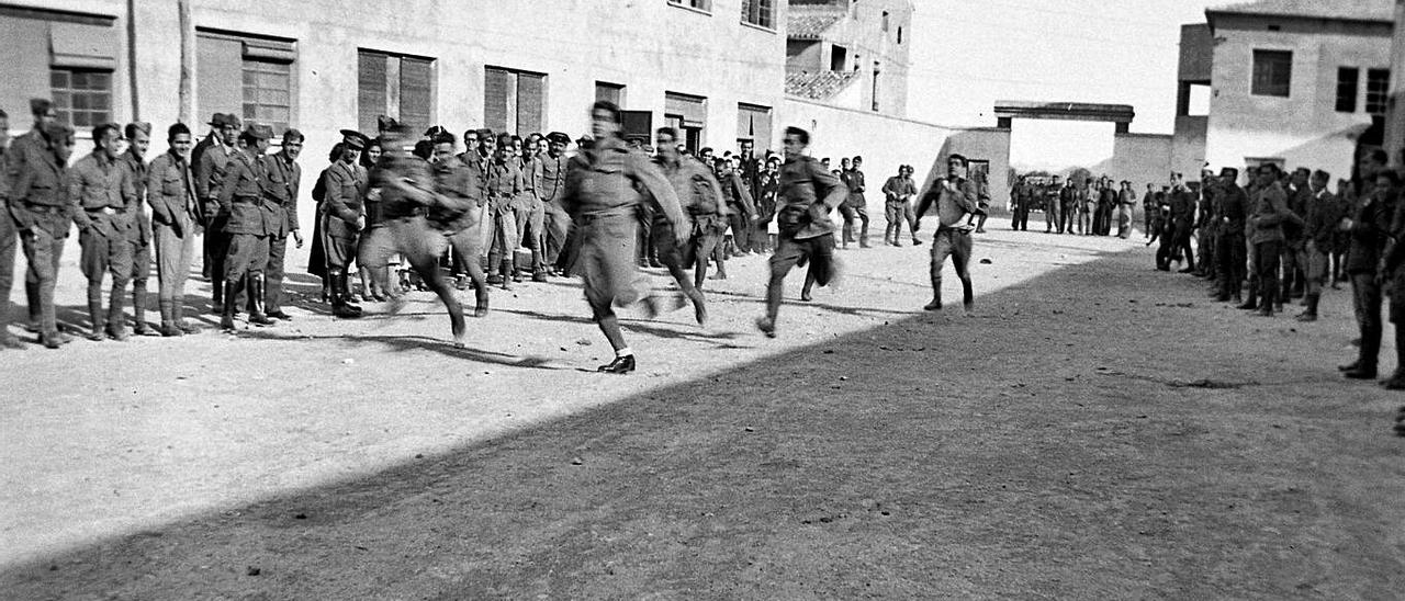 Planos de dos refugios antiaéreos de Novelda y la fábrica de armas «Número 4» en una imagen panorámica del año 1945 y en otra foto del recinto interior en 1939. | ARCHIVO MUNICIPAL DE NOVELDA