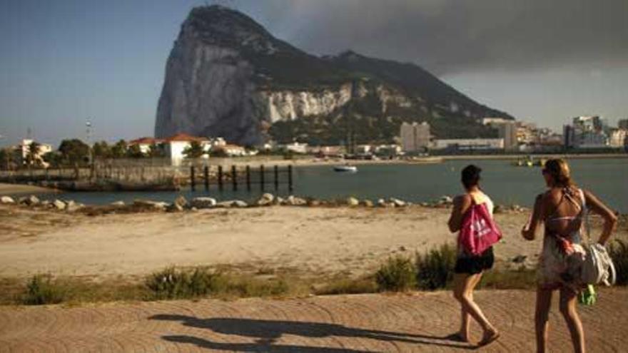 Turistas ante el Peñón de Gibraltar.