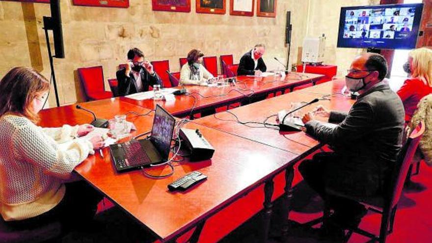 La presidenta Francina Armengol durante la reunión con el sector social.