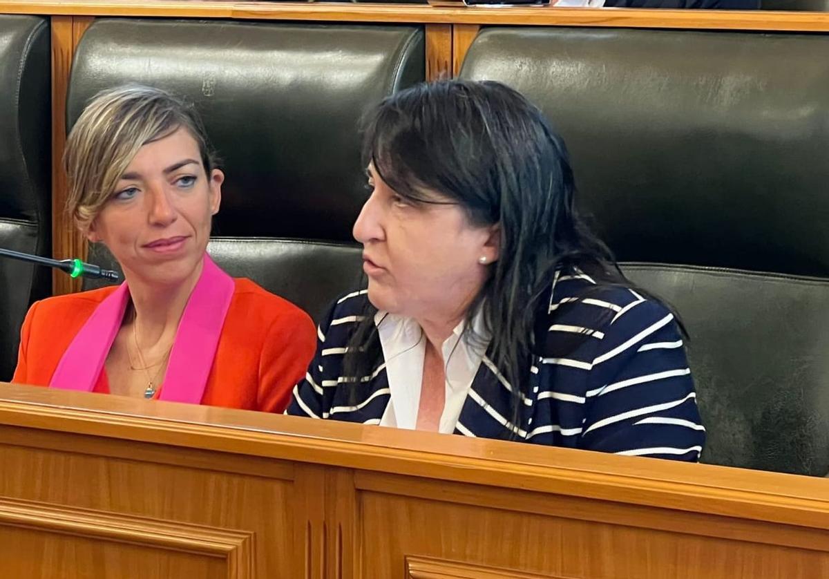 Yolanda Otero, á dereita, xunto a María Baleato no Pleno