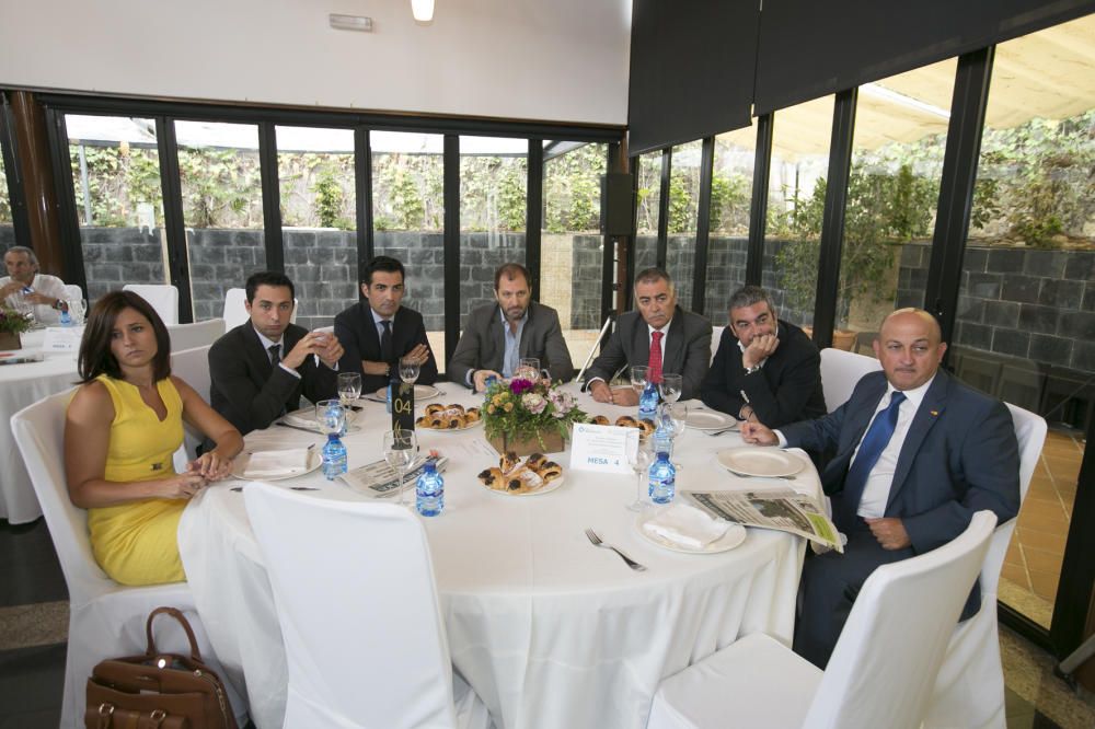 De izquierda a derecha, Esther Guilabert (directora general de IFA); Borja Catalina (gerente de relaciones externas de Mercadona); Luis Consuegra (director provincial de relaciones externas de Mercadona); Juan José Castón (director de AEFA); Antonio Alonso (presidente de Artes Gráficas); José Javier García (Terciario Avanzado); y Pablo Serna (director general de TM).